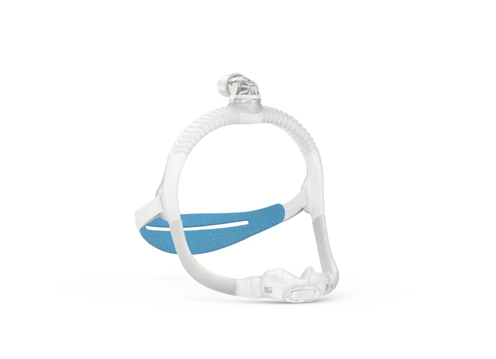 Máscara nasal ResMed AirFit N30i, com a almofada apoiada embaixo do nariz e o headgear que leva o ar pelo alto da cabeça