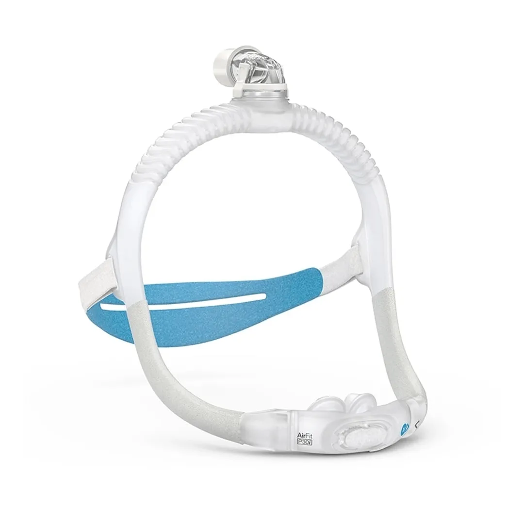 Máscara pillow ResMed AirFit P30i, com as duas almofadas de silicone que entram nas narinas e o headgear que leva o ar pelo alto da cabeça