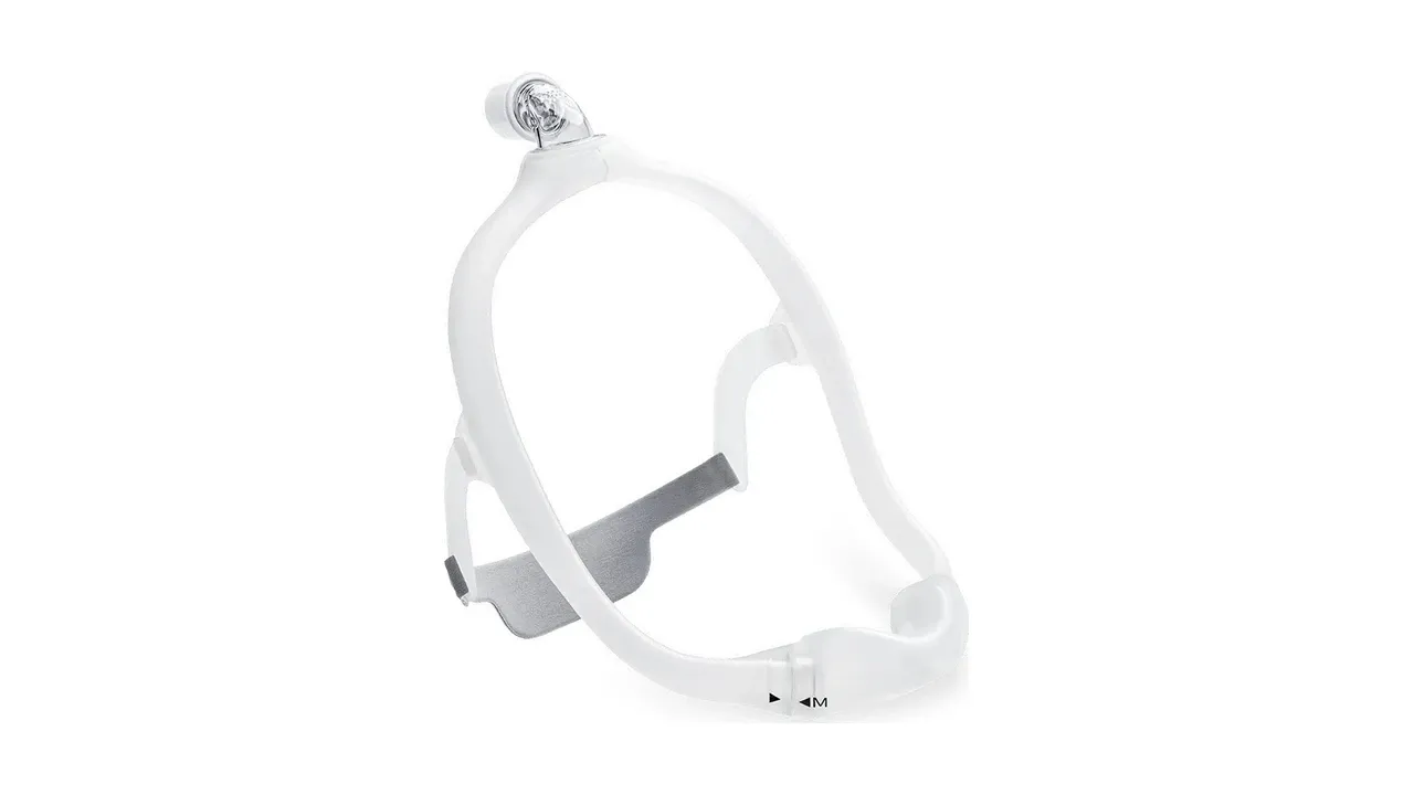 Máscara nasal Philips DreamWear vista de três quartos, com a almofada de silicone e o tubo do headgear que leva o ar pelo alto da cabeça