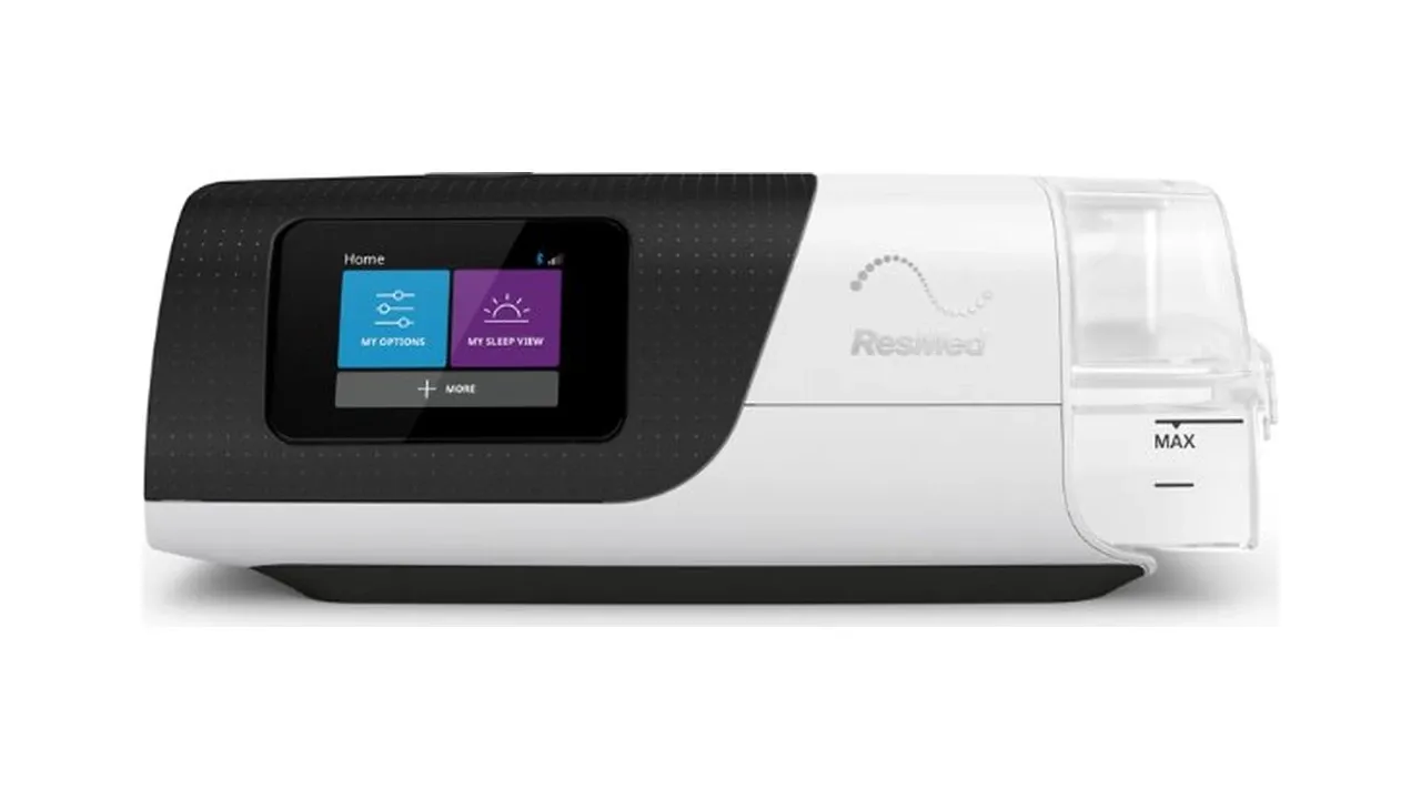 Aparelho de CPAP ResMed AirSense 11 visto de três quartos, com a tela touch na frente e a câmara de água do umidificador acoplada